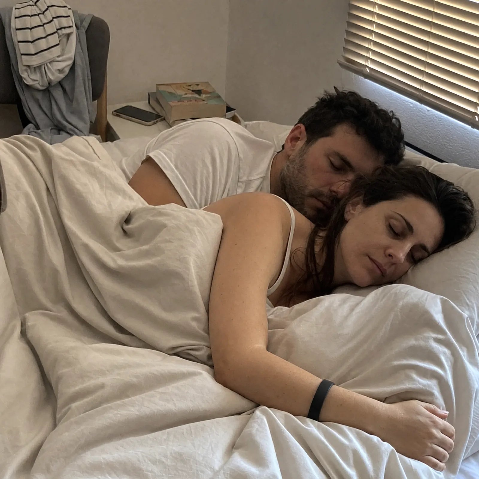 זוג ישן במיטה עם צמיד OVERLI על היד